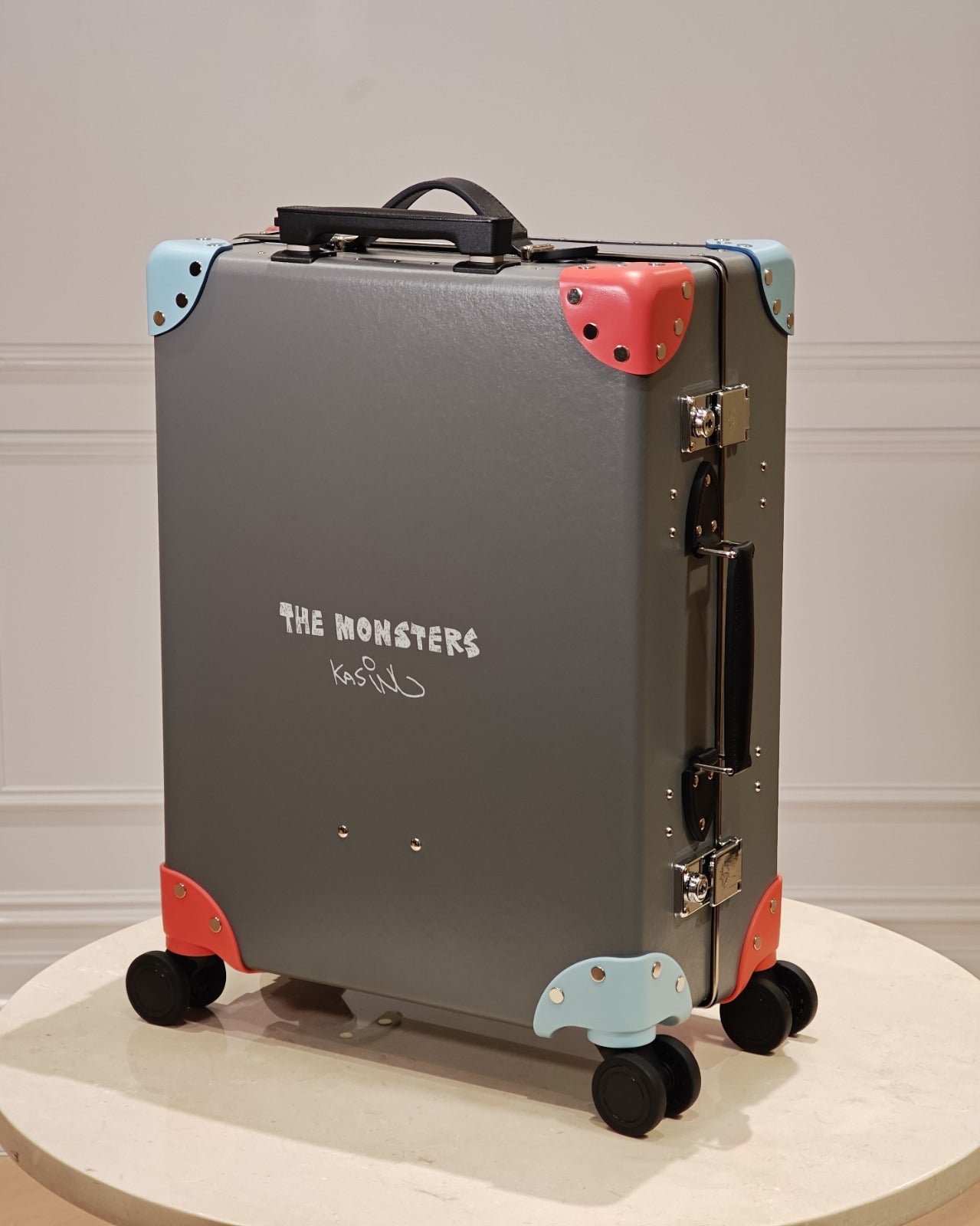 Globe-Trotter | Kasing Lung“THE MONSTERS”行李箱
